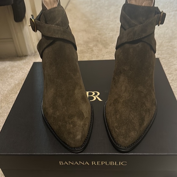 NEW NEVER WORN Chelsea boot in dark olive color size 7 - Picture 2 of 7